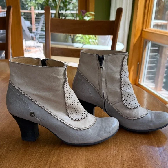 Chic Beige Leather Ankle Booties - Picture 3 of 5